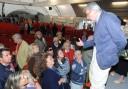 Vittorio Feltri saluta il pubblico in sala